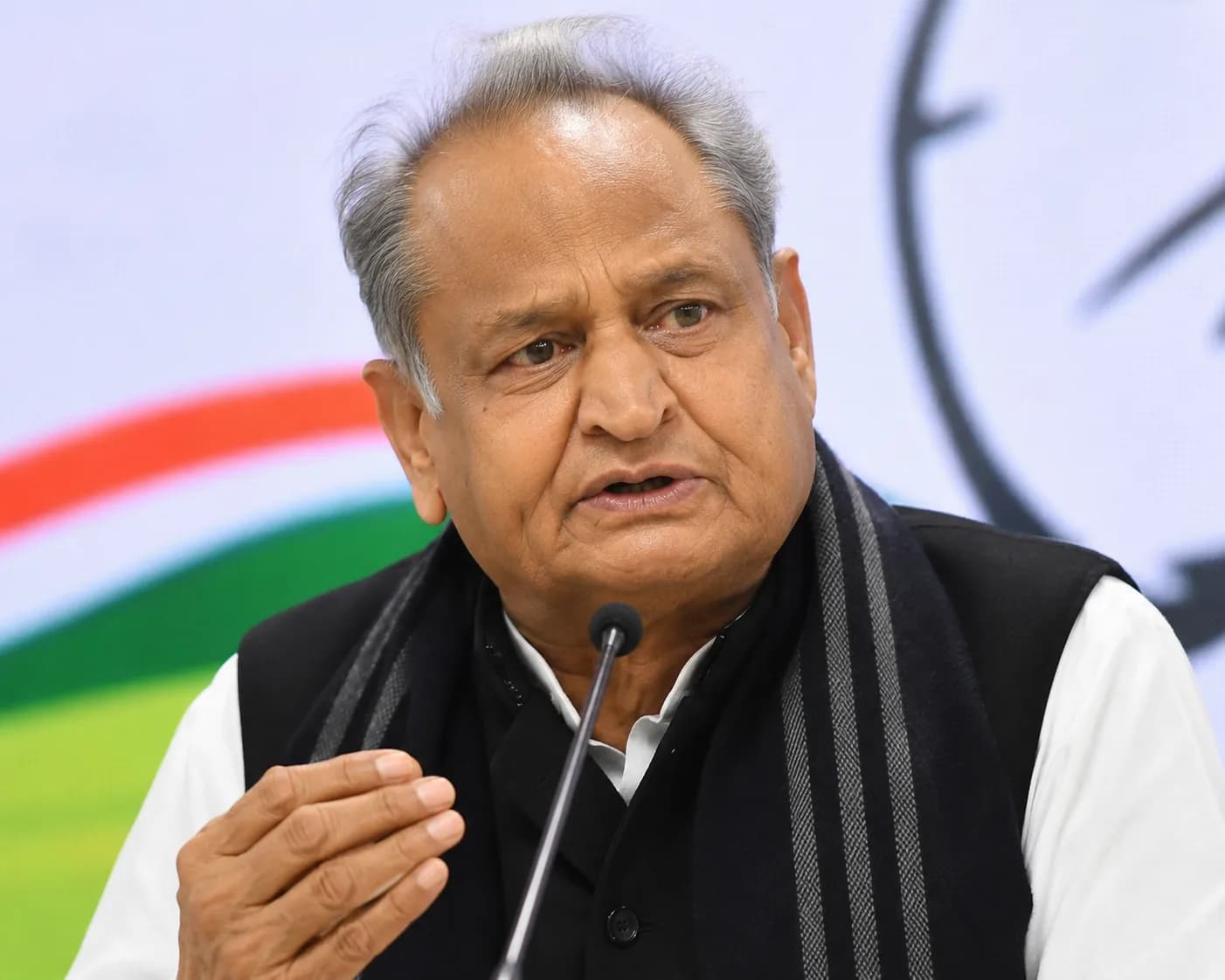 पूर्व मुख्यमंत्री  गहलोत का भजनलाल सरकार पर हमला, कलेक्टर-एसपी पर दबाव बनाने का लगाया आरोप